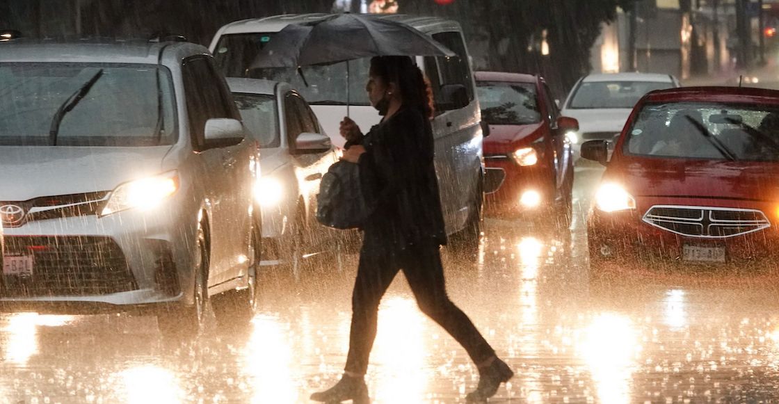 Una intensa lluvia azotó por minutos el Centro Histórico de la Ciudad de México.