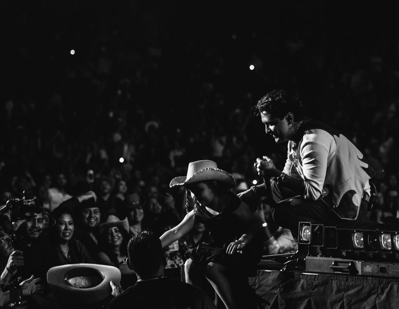 CHRISTIAN NODAL PAL CORA FOTO3