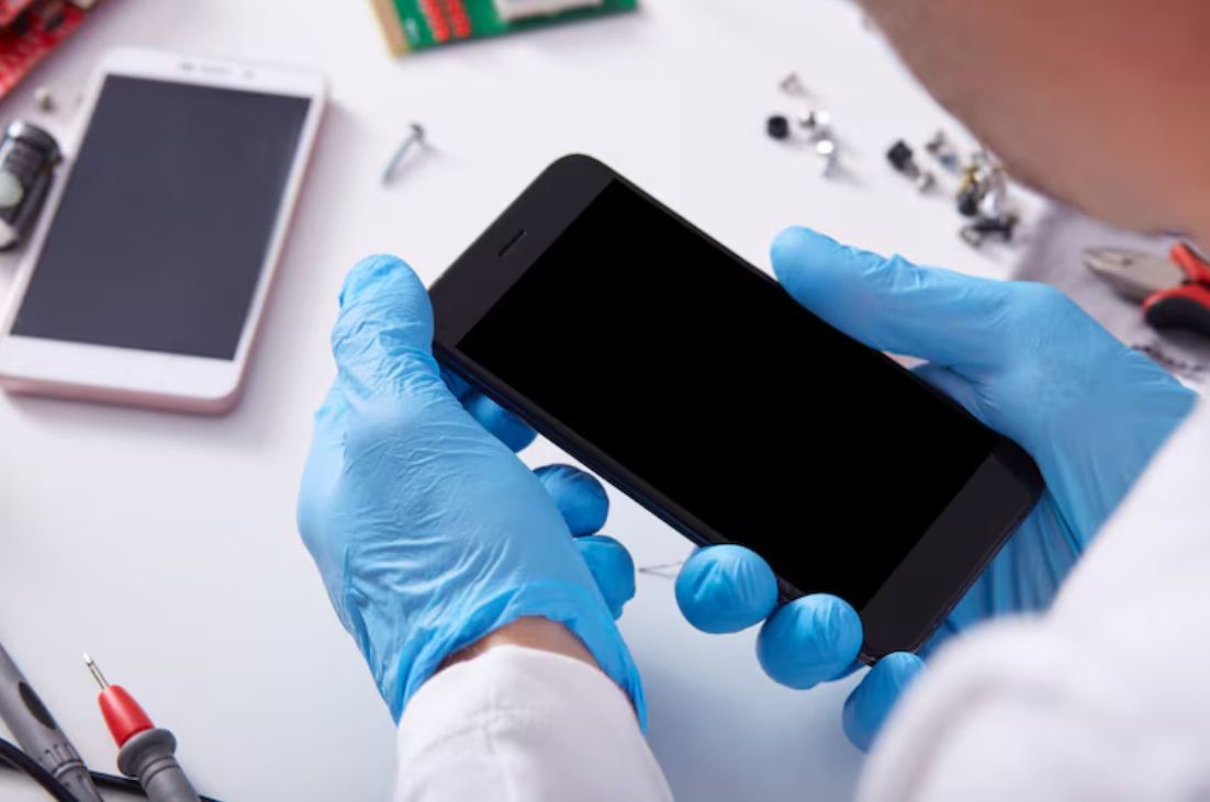 El peligro en el bolsillo- Por qué un accesorio pirata convierte un celular en un arma mortal